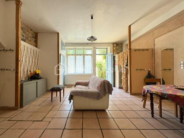 Idéalement située dans une zone pavillonnaire, dans une rue calme, une impression de campagne à quelques minutes du centre ville et des commodités (entre la route de Beaucaire et le cimetière). 

Je vous présente cette maison de ville traversante de 87 m2 divisée en 2 appartements (T3 de 46 m2 à l’étage + balcon de 5 m2 et T1 de 41 m2 au rdc + accès jardin, 1 seul compteur) sur une parcelle de 137 m2 + 2 parkings. La maison est issue d’une première division (copropriété de 2 lots, syndic bénévole, pas de charges, une cage d’escalier en partie commune).

On retrouve au rez-de-chaussée accessible par la rue (et à la base par le couloir commun), un appartement T1 de 41 m2. Il se compose d’une pièce climatisée de 25 m2 avec cabinet de toilette (douche/évier), un WC séparé, un petit couloir présentant une cuisine séparée de 4,5 m2, un coin nuit de 4,6 m2 et l’accès au jardin. 

À l’étage, accessible par le couloir commun, un appartement T3 traversant de 46 m2 avec balcon de 5 m2 donnant sur l’avant de la maison. Il se compose d’une entrée avec placard, d’une première chambre de 8,45 m2 avec salle d’eau de 3 m2, d’une pièce de vie 18,5 m2 avec cheminée, d’une seconde chambre de 10,5 m2 et d’un Wc séparé. 

A l’avant, le bien dispose d’une place de parking privative sur la parcelle et d’une seconde place dans la rue.

Informations diverses : Travaux à prévoir en fonction du projet, bâtisse en pierre, toiture déjà révisée, isolation projetée dans les combles, survitrages sur fenêtres bois, électricité à réviser, possibilité de faire communiquer les logements par une trémie à créer.

Ce bien offre de très nombreuses possibilités de réaménagements de part ses 3 accès : un projet de maison classique en réunissant les 2 appartements, un projet familial, un projet professionnel/personnel idéal pour une activité libérale (faire un local au rdc et garder le reste en habitation) ou encore plusieurs locations courtes durées…

Possibilité d’en faire une pépite !