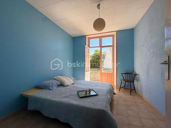 Idéalement située dans une zone pavillonnaire, dans une rue calme, une impression de campagne à quelques minutes du centre ville et des commodités (entre la route de Beaucaire et le cimetière). 

Je vous présente cette maison de ville traversante de 87 m2 divisée en 2 appartements (T3 de 46 m2 à l’étage + balcon de 5 m2 et T1 de 41 m2 au rdc + accès jardin, 1 seul compteur) sur une parcelle de 137 m2 + 2 parkings. La maison est issue d’une première division (copropriété de 2 lots, syndic bénévole, pas de charges, une cage d’escalier en partie commune).

On retrouve au rez-de-chaussée accessible par la rue (et à la base par le couloir commun), un appartement T1 de 41 m2. Il se compose d’une pièce climatisée de 25 m2 avec cabinet de toilette (douche/évier), un WC séparé, un petit couloir présentant une cuisine séparée de 4,5 m2, un coin nuit de 4,6 m2 et l’accès au jardin. 

À l’étage, accessible par le couloir commun, un appartement T3 traversant de 46 m2 avec balcon de 5 m2 donnant sur l’avant de la maison. Il se compose d’une entrée avec placard, d’une première chambre de 8,45 m2 avec salle d’eau de 3 m2, d’une pièce de vie 18,5 m2 avec cheminée, d’une seconde chambre de 10,5 m2 et d’un Wc séparé. 

A l’avant, le bien dispose d’une place de parking privative sur la parcelle et d’une seconde place dans la rue.

Informations diverses : Travaux à prévoir en fonction du projet, bâtisse en pierre, toiture déjà révisée, isolation projetée dans les combles, survitrages sur fenêtres bois, électricité à réviser, possibilité de faire communiquer les logements par une trémie à créer.

Ce bien offre de très nombreuses possibilités de réaménagements de part ses 3 accès : un projet de maison classique en réunissant les 2 appartements, un projet familial, un projet professionnel/personnel idéal pour une activité libérale (faire un local au rdc et garder le reste en habitation) ou encore plusieurs locations courtes durées…

Possibilité d’en faire une pépite !