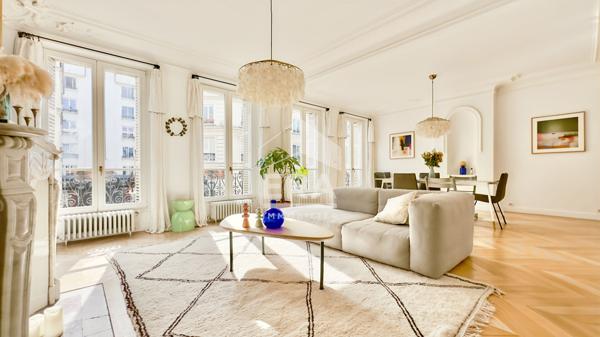 A VENDRE SUPERBE 3/4 P 95M2 RENOVE PAR ARCHITECTE BELLEVILLE 19E LIMITE 10E