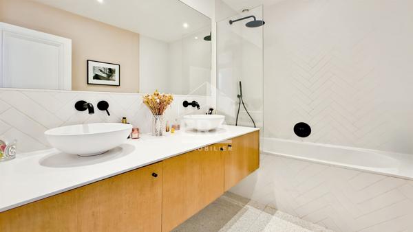 A VENDRE SUPERBE 3/4 P 95M2 RENOVE PAR ARCHITECTE BELLEVILLE 19E LIMITE 10E