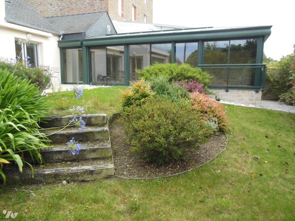 Maison agréable avec de belles prestations sur un terrain d'une surface de 741 m².