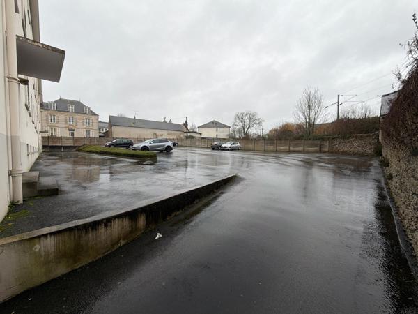 Appartement 2 chambres avec balcon, parking et cave