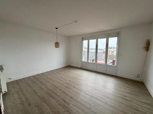Appartement 2 chambres avec balcon, parking et cave