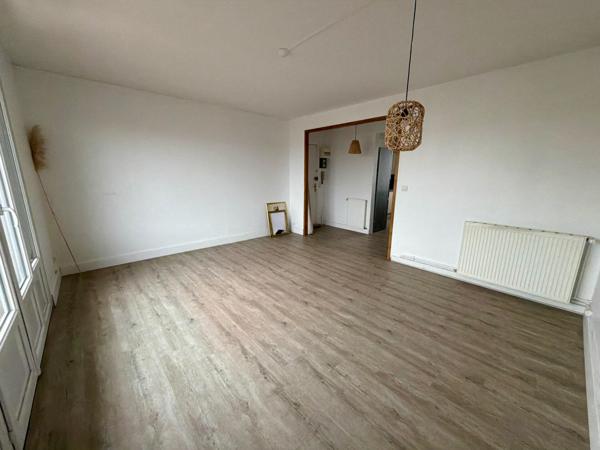 Appartement 2 chambres avec balcon, parking et cave
