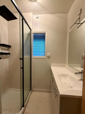 Appartement 2 chambres avec balcon, parking et cave