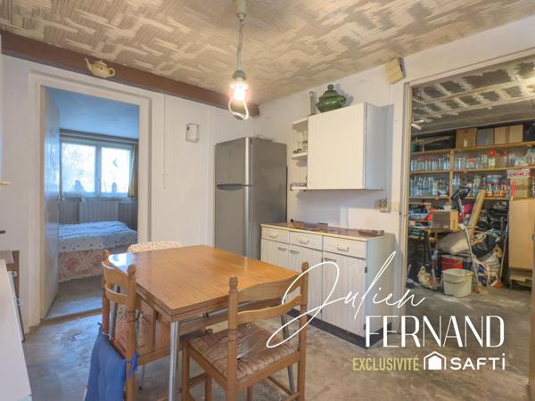 Maison à étage avec garage et jardin.