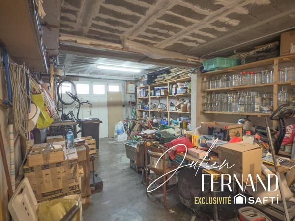 Maison à étage avec garage et jardin.