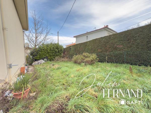 Maison à étage avec garage et jardin.