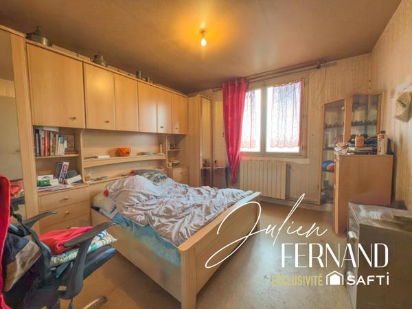 Maison à étage avec garage et jardin.