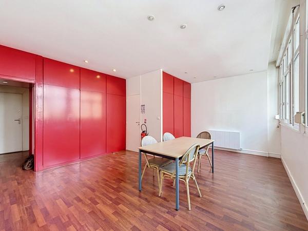 Bureau à vendre avec parking.