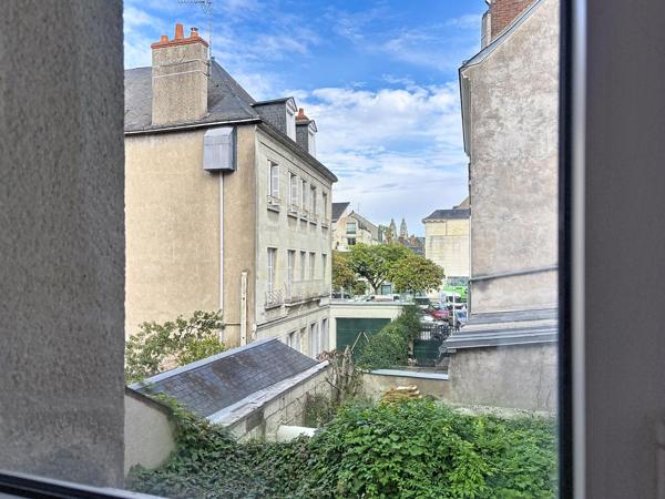 Bureau à vendre avec parking.