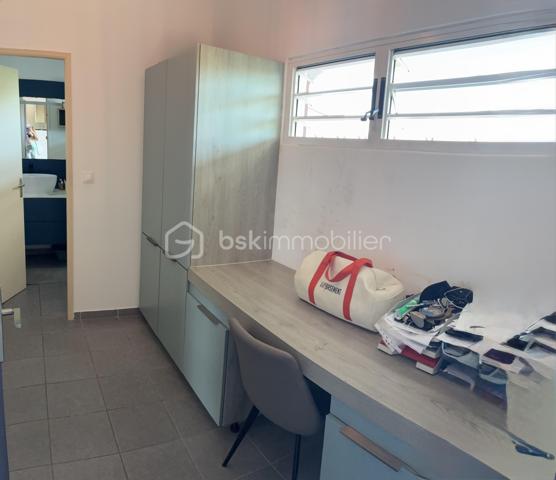 🏡 UN BIEN RARE AUX VOLUMES EXCEPTIONNELS

Venez découvrir ce magnifique appartement T3 de 61,32 m², situé au dernier étage d’une résidence sécurisée et paisible, au cœur du très recherché quartier du Chemin Saint-Antoine à Cayenne.

Lumineux, spacieux et parfaitement agencé, cet appartement bénéficie de hauteurs sous plafond allant jusqu’à 3,80 m, offrant une sensation d’espace et de volume particulièrement agréable.La distribution a été pensée pour séparer harmonieusement l’espace de vie du coin nuit, offrant confort et intimité.

Vous profiterez également d’une terrasse de 12,30 m², sans vis-à-vis, portant la surface totale au sol à 73,62 m².

⭐ LES ATOUTS DU BIEN

📍 UNE LOCALISATION PRIVILÉGIÉE
Situé dans le Triangle d’Or, entre Montabo, Baduel et le centre commercial Montjoly 2, l’appartement bénéficie d’un environnement pratique et recherché.

Vous trouverez à proximité immédiate :
● commerces et supérette
● pharmacie
● restaurants
● services de santé
● établissements scolaires
● parcours sportif

 UNE CUISINE SUR MESURE
La cuisine aménagée et équipée a été conçue sur mesure. Elle bénéficie de nombreux rangements et d’un agencement fonctionnel, tout en conservant une esthétique contemporaine.

 DEUX CHAMBRES AVEC DRESSINGS
Les deux chambres disposent de dressings italiens d’une hauteur de 2,70 m, offrant de généreuses capacités de rangement.

 UNE SALLE DE BAIN LUMINEUSE
La salle de bain, moderne et soigneusement aménagée
Un WC indépendant complète l’espace.

❄️ UN APPARTEMENT ENTIÈREMENT CLIMATISÉ

Pour un confort optimal, l’ensemble du logement est climatisé, aussi bien les chambres que l’espace salon/cuisine.

 LA RÉSIDENCE

Résidence sécurisée et fermée de 40 lots, construite en 2011, avec portail électrique.
Le bien bénéficie de deux places de stationnement.
Les charges de copropriété sont d’environ 240 € par trimestre.

TRAVAUX DÉJÀ VOTÉS ET PAYÉS
Le ravalement des façades est prévu, déjà voté et payé, un véritable atout pour l’acquéreur.

La résidence accorde également une attention particulière à la propreté et à l’entretien des parties communes. La création d’un local poubelles a également été votée et financée.
Deux stationnements et une localisation privilégiée.

📞 UNE VISITE contact par mail ou whatsApp si possible.
 deux stationnements complètent ce bien.

Avant toute visite, merci de vous assurer de votre capacité d’emprunt.