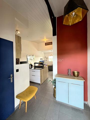 🏡 UN BIEN RARE AUX VOLUMES EXCEPTIONNELS

Venez découvrir ce magnifique appartement T3 de 61,32 m², situé au dernier étage d’une résidence sécurisée et paisible, au cœur du très recherché quartier du Chemin Saint-Antoine à Cayenne.

Lumineux, spacieux et parfaitement agencé, cet appartement bénéficie de hauteurs sous plafond allant jusqu’à 3,80 m, offrant une sensation d’espace et de volume particulièrement agréable.La distribution a été pensée pour séparer harmonieusement l’espace de vie du coin nuit, offrant confort et intimité.

Vous profiterez également d’une terrasse de 12,30 m², sans vis-à-vis, portant la surface totale au sol à 73,62 m².

⭐ LES ATOUTS DU BIEN

📍 UNE LOCALISATION PRIVILÉGIÉE
Situé dans le Triangle d’Or, entre Montabo, Baduel et le centre commercial Montjoly 2, l’appartement bénéficie d’un environnement pratique et recherché.

Vous trouverez à proximité immédiate :
● commerces et supérette
● pharmacie
● restaurants
● services de santé
● établissements scolaires
● parcours sportif

 UNE CUISINE SUR MESURE
La cuisine aménagée et équipée a été conçue sur mesure. Elle bénéficie de nombreux rangements et d’un agencement fonctionnel, tout en conservant une esthétique contemporaine.

 DEUX CHAMBRES AVEC DRESSINGS
Les deux chambres disposent de dressings italiens d’une hauteur de 2,70 m, offrant de généreuses capacités de rangement.

 UNE SALLE DE BAIN LUMINEUSE
La salle de bain, moderne et soigneusement aménagée
Un WC indépendant complète l’espace.

❄️ UN APPARTEMENT ENTIÈREMENT CLIMATISÉ

Pour un confort optimal, l’ensemble du logement est climatisé, aussi bien les chambres que l’espace salon/cuisine.

 LA RÉSIDENCE

Résidence sécurisée et fermée de 40 lots, construite en 2011, avec portail électrique.
Le bien bénéficie de deux places de stationnement.
Les charges de copropriété sont d’environ 240 € par trimestre.

TRAVAUX DÉJÀ VOTÉS ET PAYÉS
Le ravalement des façades est prévu, déjà voté et payé, un véritable atout pour l’acquéreur.

La résidence accorde également une attention particulière à la propreté et à l’entretien des parties communes. La création d’un local poubelles a également été votée et financée.
Deux stationnements et une localisation privilégiée.

📞 UNE VISITE contact par mail ou whatsApp si possible.
 deux stationnements complètent ce bien.

Avant toute visite, merci de vous assurer de votre capacité d’emprunt.