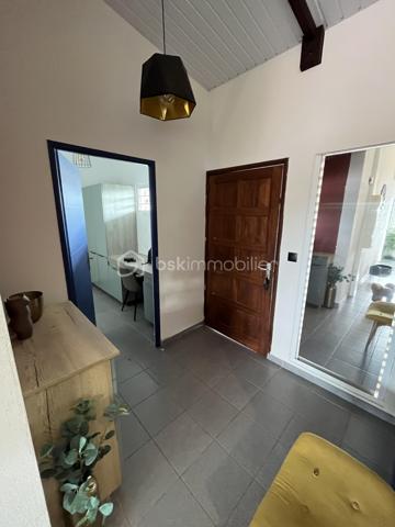 🏡 UN BIEN RARE AUX VOLUMES EXCEPTIONNELS

Venez découvrir ce magnifique appartement T3 de 61,32 m², situé au dernier étage d’une résidence sécurisée et paisible, au cœur du très recherché quartier du Chemin Saint-Antoine à Cayenne.

Lumineux, spacieux et parfaitement agencé, cet appartement bénéficie de hauteurs sous plafond allant jusqu’à 3,80 m, offrant une sensation d’espace et de volume particulièrement agréable.La distribution a été pensée pour séparer harmonieusement l’espace de vie du coin nuit, offrant confort et intimité.

Vous profiterez également d’une terrasse de 12,30 m², sans vis-à-vis, portant la surface totale au sol à 73,62 m².

⭐ LES ATOUTS DU BIEN

📍 UNE LOCALISATION PRIVILÉGIÉE
Situé dans le Triangle d’Or, entre Montabo, Baduel et le centre commercial Montjoly 2, l’appartement bénéficie d’un environnement pratique et recherché.

Vous trouverez à proximité immédiate :
● commerces et supérette
● pharmacie
● restaurants
● services de santé
● établissements scolaires
● parcours sportif

 UNE CUISINE SUR MESURE
La cuisine aménagée et équipée a été conçue sur mesure. Elle bénéficie de nombreux rangements et d’un agencement fonctionnel, tout en conservant une esthétique contemporaine.

 DEUX CHAMBRES AVEC DRESSINGS
Les deux chambres disposent de dressings italiens d’une hauteur de 2,70 m, offrant de généreuses capacités de rangement.

 UNE SALLE DE BAIN LUMINEUSE
La salle de bain, moderne et soigneusement aménagée
Un WC indépendant complète l’espace.

❄️ UN APPARTEMENT ENTIÈREMENT CLIMATISÉ

Pour un confort optimal, l’ensemble du logement est climatisé, aussi bien les chambres que l’espace salon/cuisine.

 LA RÉSIDENCE

Résidence sécurisée et fermée de 40 lots, construite en 2011, avec portail électrique.
Le bien bénéficie de deux places de stationnement.
Les charges de copropriété sont d’environ 240 € par trimestre.

TRAVAUX DÉJÀ VOTÉS ET PAYÉS
Le ravalement des façades est prévu, déjà voté et payé, un véritable atout pour l’acquéreur.

La résidence accorde également une attention particulière à la propreté et à l’entretien des parties communes. La création d’un local poubelles a également été votée et financée.
Deux stationnements et une localisation privilégiée.

📞 UNE VISITE contact par mail ou whatsApp si possible.
 deux stationnements complètent ce bien.

Avant toute visite, merci de vous assurer de votre capacité d’emprunt.