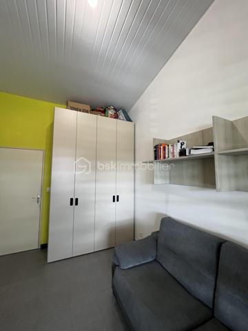 🏡 UN BIEN RARE AUX VOLUMES EXCEPTIONNELS

Venez découvrir ce magnifique appartement T3 de 61,32 m², situé au dernier étage d’une résidence sécurisée et paisible, au cœur du très recherché quartier du Chemin Saint-Antoine à Cayenne.

Lumineux, spacieux et parfaitement agencé, cet appartement bénéficie de hauteurs sous plafond allant jusqu’à 3,80 m, offrant une sensation d’espace et de volume particulièrement agréable.La distribution a été pensée pour séparer harmonieusement l’espace de vie du coin nuit, offrant confort et intimité.

Vous profiterez également d’une terrasse de 12,30 m², sans vis-à-vis, portant la surface totale au sol à 73,62 m².

⭐ LES ATOUTS DU BIEN

📍 UNE LOCALISATION PRIVILÉGIÉE
Situé dans le Triangle d’Or, entre Montabo, Baduel et le centre commercial Montjoly 2, l’appartement bénéficie d’un environnement pratique et recherché.

Vous trouverez à proximité immédiate :
● commerces et supérette
● pharmacie
● restaurants
● services de santé
● établissements scolaires
● parcours sportif

 UNE CUISINE SUR MESURE
La cuisine aménagée et équipée a été conçue sur mesure. Elle bénéficie de nombreux rangements et d’un agencement fonctionnel, tout en conservant une esthétique contemporaine.

 DEUX CHAMBRES AVEC DRESSINGS
Les deux chambres disposent de dressings italiens d’une hauteur de 2,70 m, offrant de généreuses capacités de rangement.

 UNE SALLE DE BAIN LUMINEUSE
La salle de bain, moderne et soigneusement aménagée
Un WC indépendant complète l’espace.

❄️ UN APPARTEMENT ENTIÈREMENT CLIMATISÉ

Pour un confort optimal, l’ensemble du logement est climatisé, aussi bien les chambres que l’espace salon/cuisine.

 LA RÉSIDENCE

Résidence sécurisée et fermée de 40 lots, construite en 2011, avec portail électrique.
Le bien bénéficie de deux places de stationnement.
Les charges de copropriété sont d’environ 240 € par trimestre.

TRAVAUX DÉJÀ VOTÉS ET PAYÉS
Le ravalement des façades est prévu, déjà voté et payé, un véritable atout pour l’acquéreur.

La résidence accorde également une attention particulière à la propreté et à l’entretien des parties communes. La création d’un local poubelles a également été votée et financée.
Deux stationnements et une localisation privilégiée.

📞 UNE VISITE contact par mail ou whatsApp si possible.
 deux stationnements complètent ce bien.

Avant toute visite, merci de vous assurer de votre capacité d’emprunt.