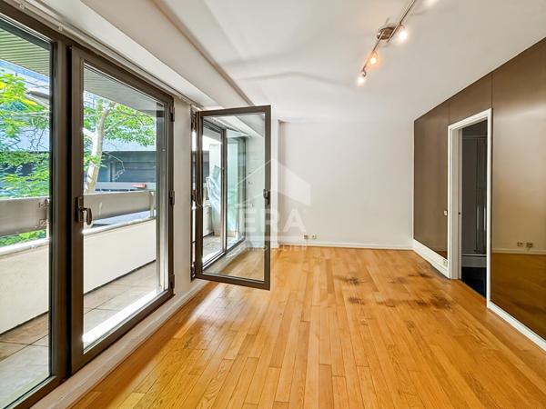 Grand studio avenue Foch avec balcon