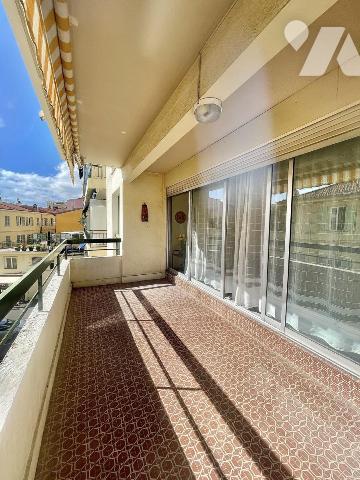 Menton plein centre-ville proche piétonne, 3 pièces 70 m² terrasse parking collectif 
