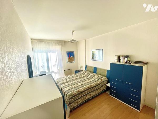 Menton plein centre-ville proche piétonne, 3 pièces 70 m² terrasse parking collectif 