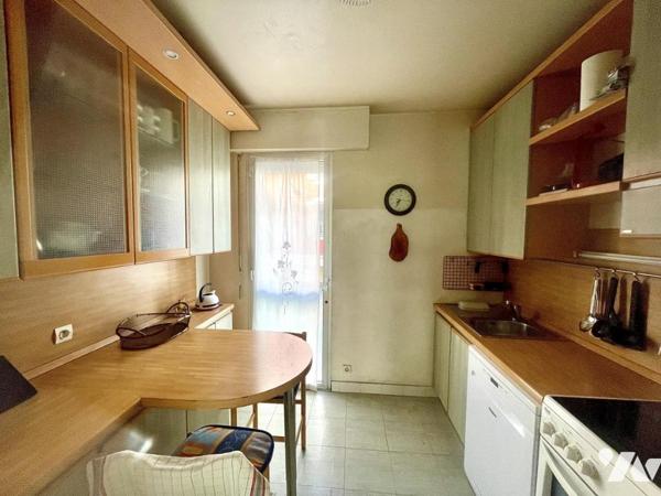 Menton plein centre-ville proche piétonne, 3 pièces 70 m² terrasse parking collectif 