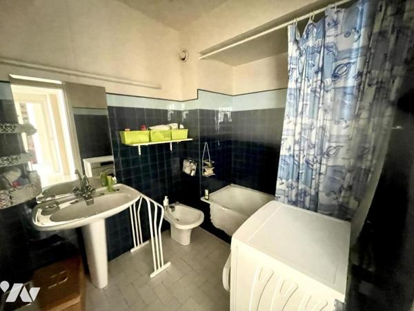 Menton plein centre-ville proche piétonne, 3 pièces 70 m² terrasse parking collectif 