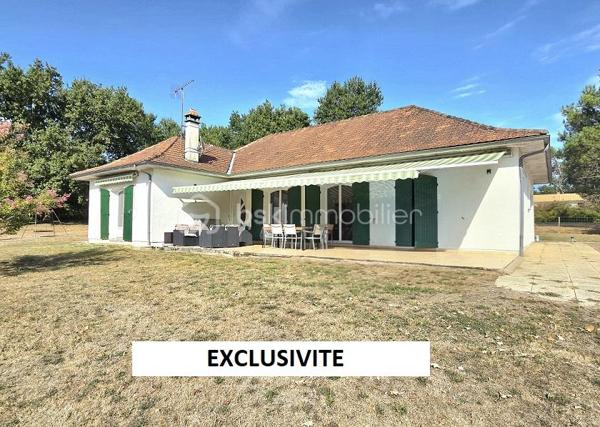 Située à 7 mn de la gare, à 20 mn de COUTRAS et de MONTGUYON, à 35 mn de LIBOURNE et à 50 mn de la rocade de BORDEAUX, cette maison de 1987, sur un terrain de 9 825 M2, clôturé et arboré, vous séduira par ses prestations, ses volumes et son environnement. Elle est composée d'une cuisine équipée donnant sur une salle à manger puis un salon en enfilade pour une surface de plus de 50 M2, de 3 chambres dont une suite parentale (possibilité de faire une 4ème chambre), d'un WC, d'un dressing, d'une buanderie, d'une salle de bain à terminer et d'un garage attenant. Chauffage électrique plus climatisation plus insert. Menuiseries de 2023. Isolation sous toiture refaite en 2026. Taxe foncière : 1 528 €.
