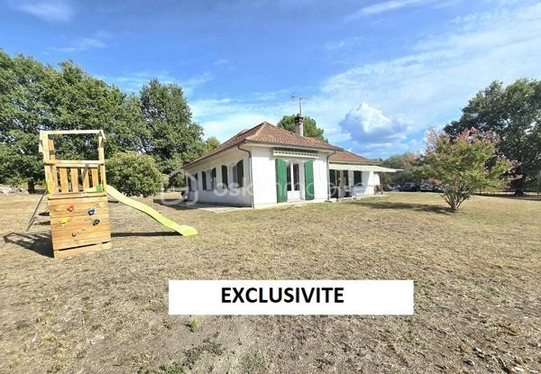 Située à 7 mn de la gare, à 20 mn de COUTRAS et de MONTGUYON, à 35 mn de LIBOURNE et à 50 mn de la rocade de BORDEAUX, cette maison de 1987, sur un terrain de 9 825 M2, clôturé et arboré, vous séduira par ses prestations, ses volumes et son environnement. Elle est composée d'une cuisine équipée donnant sur une salle à manger puis un salon en enfilade pour une surface de plus de 50 M2, de 3 chambres dont une suite parentale (possibilité de faire une 4ème chambre), d'un WC, d'un dressing, d'une buanderie, d'une salle de bain à terminer et d'un garage attenant. Chauffage électrique plus climatisation plus insert. Menuiseries de 2023. Isolation sous toiture refaite en 2026. Taxe foncière : 1 528 €.