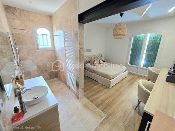 Située à 7 mn de la gare, à 20 mn de COUTRAS et de MONTGUYON, à 35 mn de LIBOURNE et à 50 mn de la rocade de BORDEAUX, cette maison de 1987, sur un terrain de 9 825 M2, clôturé et arboré, vous séduira par ses prestations, ses volumes et son environnement. Elle est composée d'une cuisine équipée donnant sur une salle à manger puis un salon en enfilade pour une surface de plus de 50 M2, de 3 chambres dont une suite parentale (possibilité de faire une 4ème chambre), d'un WC, d'un dressing, d'une buanderie, d'une salle de bain à terminer et d'un garage attenant. Chauffage électrique plus climatisation plus insert. Menuiseries de 2023. Isolation sous toiture refaite en 2026. Taxe foncière : 1 528 €.
