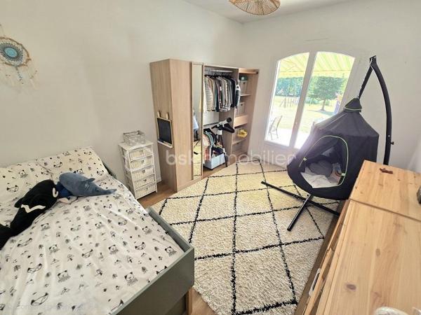 Située à 7 mn de la gare, à 20 mn de COUTRAS et de MONTGUYON, à 35 mn de LIBOURNE et à 50 mn de la rocade de BORDEAUX, cette maison de 1987, sur un terrain de 9 825 M2, clôturé et arboré, vous séduira par ses prestations, ses volumes et son environnement. Elle est composée d'une cuisine équipée donnant sur une salle à manger puis un salon en enfilade pour une surface de plus de 50 M2, de 3 chambres dont une suite parentale (possibilité de faire une 4ème chambre), d'un WC, d'un dressing, d'une buanderie, d'une salle de bain à terminer et d'un garage attenant. Chauffage électrique plus climatisation plus insert. Menuiseries de 2023. Isolation sous toiture refaite en 2026. Taxe foncière : 1 528 €.
