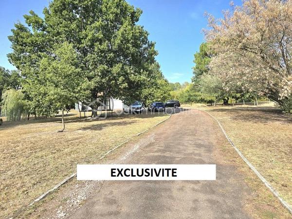 Située à 7 mn de la gare, à 20 mn de COUTRAS et de MONTGUYON, à 35 mn de LIBOURNE et à 50 mn de la rocade de BORDEAUX, cette maison de 1987, sur un terrain de 9 825 M2, clôturé et arboré, vous séduira par ses prestations, ses volumes et son environnement. Elle est composée d'une cuisine équipée donnant sur une salle à manger puis un salon en enfilade pour une surface de plus de 50 M2, de 3 chambres dont une suite parentale (possibilité de faire une 4ème chambre), d'un WC, d'un dressing, d'une buanderie, d'une salle de bain à terminer et d'un garage attenant. Chauffage électrique plus climatisation plus insert. Menuiseries de 2023. Isolation sous toiture refaite en 2026. Taxe foncière : 1 528 €.