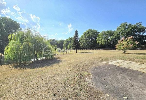 Située à 7 mn de la gare, à 20 mn de COUTRAS et de MONTGUYON, à 35 mn de LIBOURNE et à 50 mn de la rocade de BORDEAUX, cette maison de 1987, sur un terrain de 9 825 M2, clôturé et arboré, vous séduira par ses prestations, ses volumes et son environnement. Elle est composée d'une cuisine équipée donnant sur une salle à manger puis un salon en enfilade pour une surface de plus de 50 M2, de 3 chambres dont une suite parentale (possibilité de faire une 4ème chambre), d'un WC, d'un dressing, d'une buanderie, d'une salle de bain à terminer et d'un garage attenant. Chauffage électrique plus climatisation plus insert. Menuiseries de 2023. Isolation sous toiture refaite en 2026. Taxe foncière : 1 528 €.