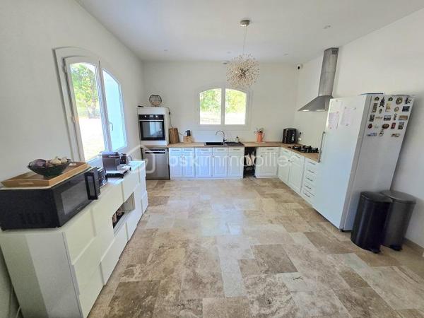 Située à 7 mn de la gare, à 20 mn de COUTRAS et de MONTGUYON, à 35 mn de LIBOURNE et à 50 mn de la rocade de BORDEAUX, cette maison de 1987, sur un terrain de 9 825 M2, clôturé et arboré, vous séduira par ses prestations, ses volumes et son environnement. Elle est composée d'une cuisine équipée donnant sur une salle à manger puis un salon en enfilade pour une surface de plus de 50 M2, de 3 chambres dont une suite parentale (possibilité de faire une 4ème chambre), d'un WC, d'un dressing, d'une buanderie, d'une salle de bain à terminer et d'un garage attenant. Chauffage électrique plus climatisation plus insert. Menuiseries de 2023. Isolation sous toiture refaite en 2026. Taxe foncière : 1 528 €.