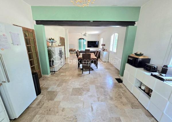 Située à 7 mn de la gare, à 20 mn de COUTRAS et de MONTGUYON, à 35 mn de LIBOURNE et à 50 mn de la rocade de BORDEAUX, cette maison de 1987, sur un terrain de 9 825 M2, clôturé et arboré, vous séduira par ses prestations, ses volumes et son environnement. Elle est composée d'une cuisine équipée donnant sur une salle à manger puis un salon en enfilade pour une surface de plus de 50 M2, de 3 chambres dont une suite parentale (possibilité de faire une 4ème chambre), d'un WC, d'un dressing, d'une buanderie, d'une salle de bain à terminer et d'un garage attenant. Chauffage électrique plus climatisation plus insert. Menuiseries de 2023. Isolation sous toiture refaite en 2026. Taxe foncière : 1 528 €.