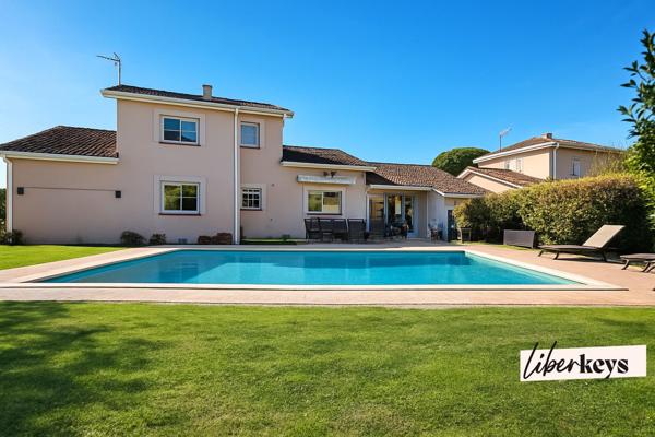 Villa familiale Type 7 avec piscine - Plain pied élevé d'un étage - Jardin de 1200 m2