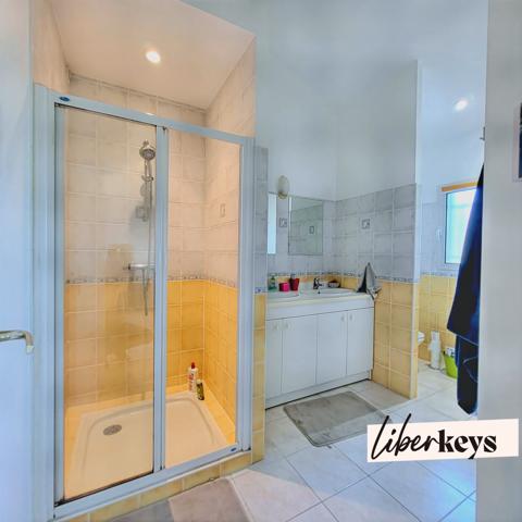 Villa familiale Type 7 avec piscine - Plain pied élevé d'un étage - Jardin de 1200 m2