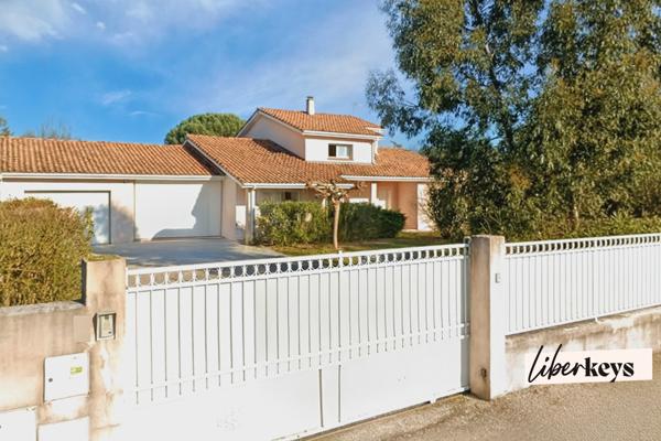 Villa familiale Type 7 avec piscine - Plain pied élevé d'un étage - Jardin de 1200 m2