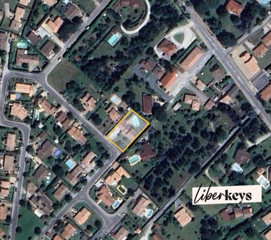 Villa familiale Type 7 avec piscine - Plain pied élevé d'un étage - Jardin de 1200 m2