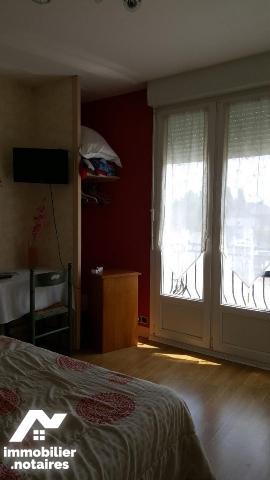 VILLAINES-LA-JUHEL (53), un immeuble composé d'une partie commerciale et d'une partie privative...