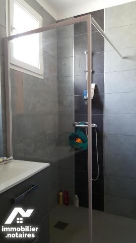 VILLAINES-LA-JUHEL (53), un immeuble composé d'une partie commerciale et d'une partie privative...