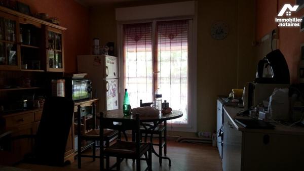 VILLAINES-LA-JUHEL (53), un immeuble composé d'une partie commerciale et d'une partie privative...