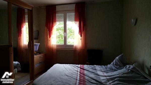 VILLAINES-LA-JUHEL (53), un immeuble composé d'une partie commerciale et d'une partie privative...