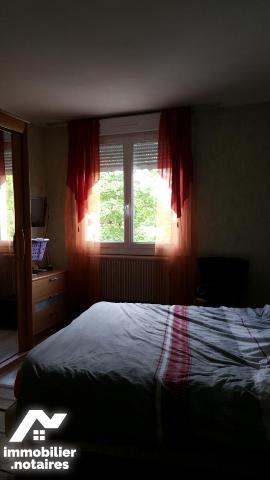 VILLAINES-LA-JUHEL (53), un immeuble composé d'une partie commerciale et d'une partie privative...