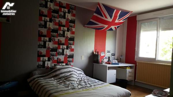 VILLAINES-LA-JUHEL (53), un immeuble composé d'une partie commerciale et d'une partie privative...