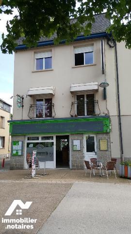 VILLAINES-LA-JUHEL (53), un immeuble composé d'une partie commerciale et d'une partie privative...