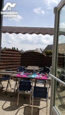 VILLAINES-LA-JUHEL (53), un immeuble composé d'une partie commerciale et d'une partie privative...