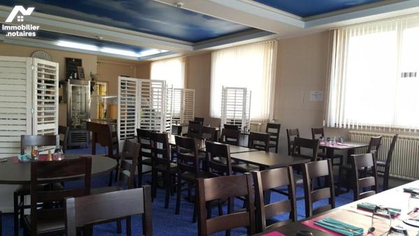 VILLAINES-LA-JUHEL (53), un immeuble composé d'une partie commerciale et d'une partie privative...