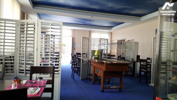 VILLAINES-LA-JUHEL (53), un immeuble composé d'une partie commerciale et d'une partie privative...