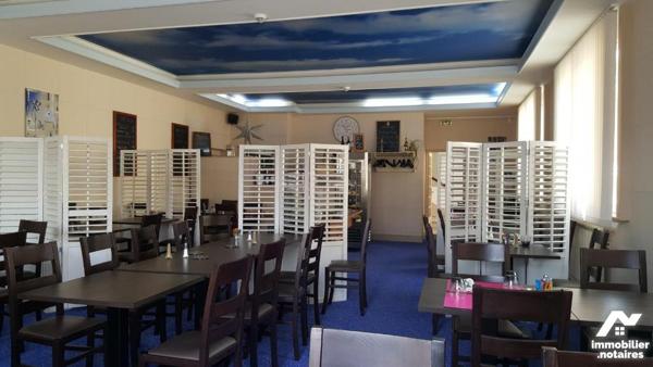 VILLAINES-LA-JUHEL (53), un immeuble composé d'une partie commerciale et d'une partie privative...