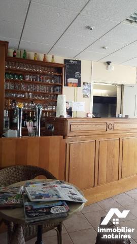 VILLAINES-LA-JUHEL (53), un immeuble composé d'une partie commerciale et d'une partie privative...