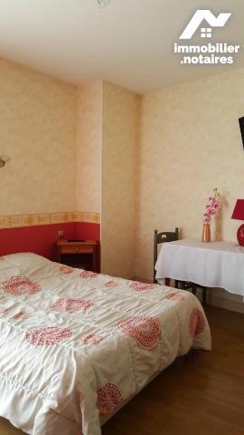 VILLAINES-LA-JUHEL (53), un immeuble composé d'une partie commerciale et d'une partie privative...