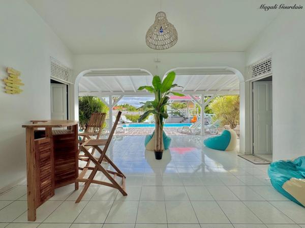 À VENDRE – VILLA DE CHARME AVEC PISCINE & ANNEXES – SAINT-FRANÇOIS
